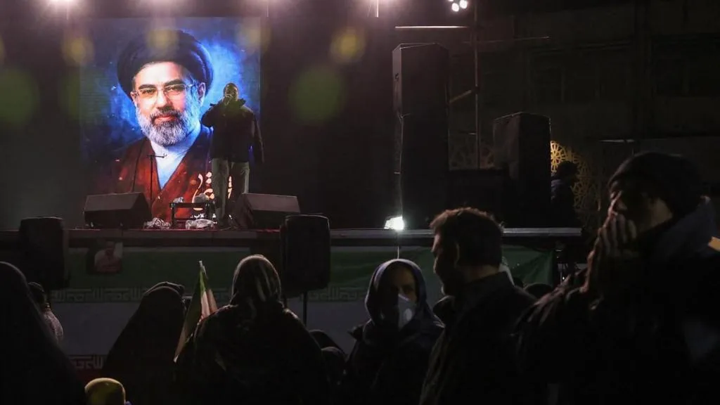 ইরান যুদ্ধের সর্বশেষ খবর: তেলের দাম ১০০ ডলার ছাড়ালো, খামেনির ছেলে নতুন নেতা — বিবিসির লাইভ আপডেট